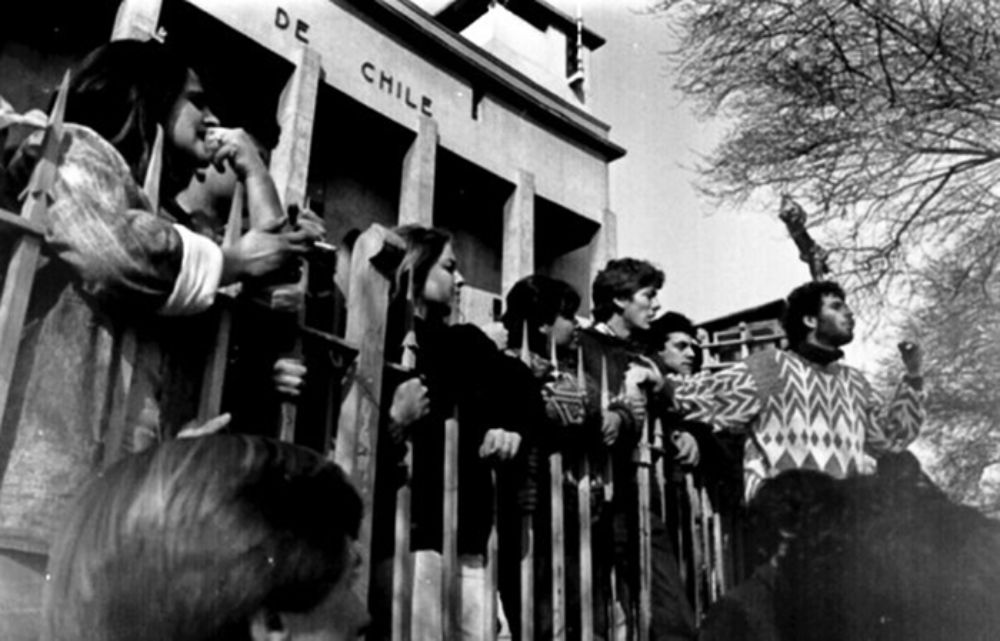 La Presidenta de la CIDH participó como estudiante mechona en las protestas que hicieron que el Rector de la U. de Chile designado en dictadura (Federici) renunciara. 
