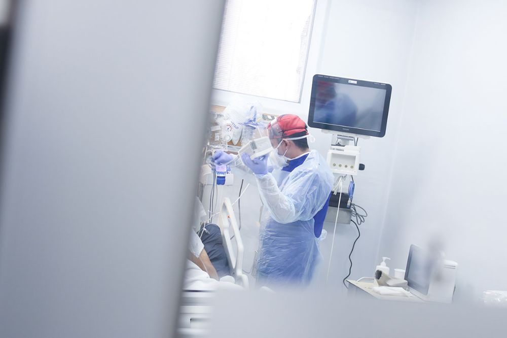 Ante la situación planteada los profesionales explican que no se evalúan condiciones externas a la hora de entregar atención a las y los pacientes.