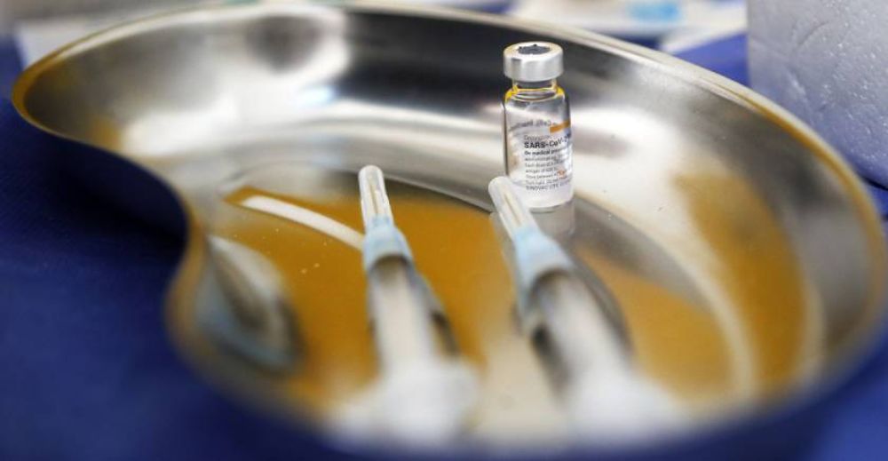 Una de las conclusiones del estudio es que las personas con estudios universitarios se vacunan más frecuentemente que el resto.