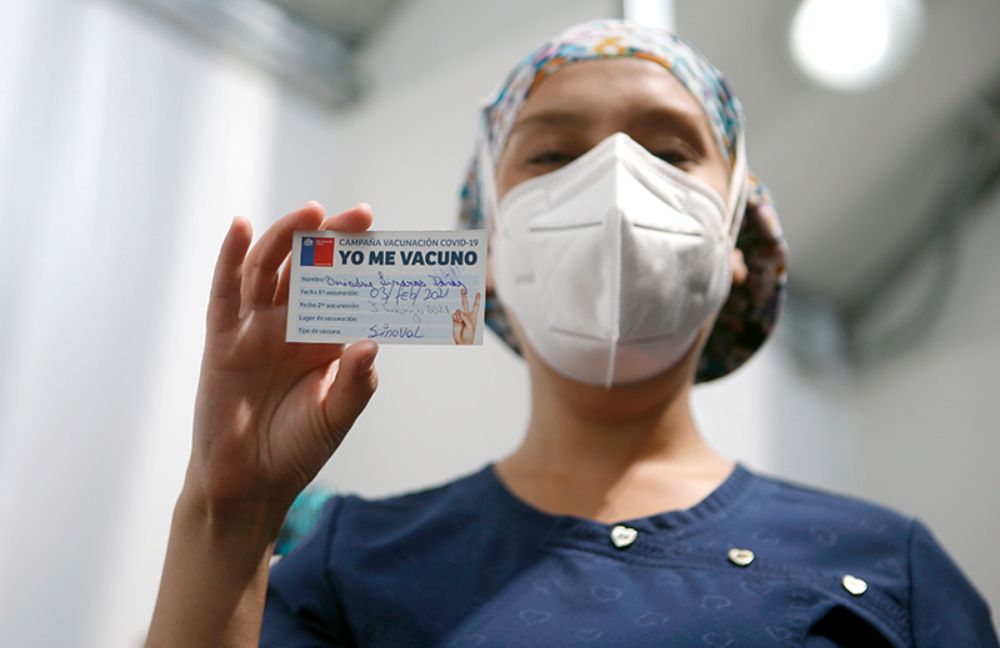 Especialistas de la Universidad de Chile enfatizan que la implementación de este "carnet verde" puede entregar una señal de seguridad equivocada a las personas.