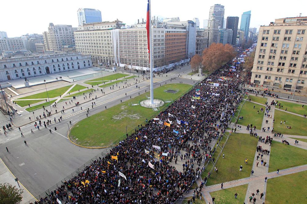 "Hay un impacto histórico que removió al sistema político en sus fundamentos y de los cuales estamos viendo las consecuencias todavía", apunta Antoine Maillet.