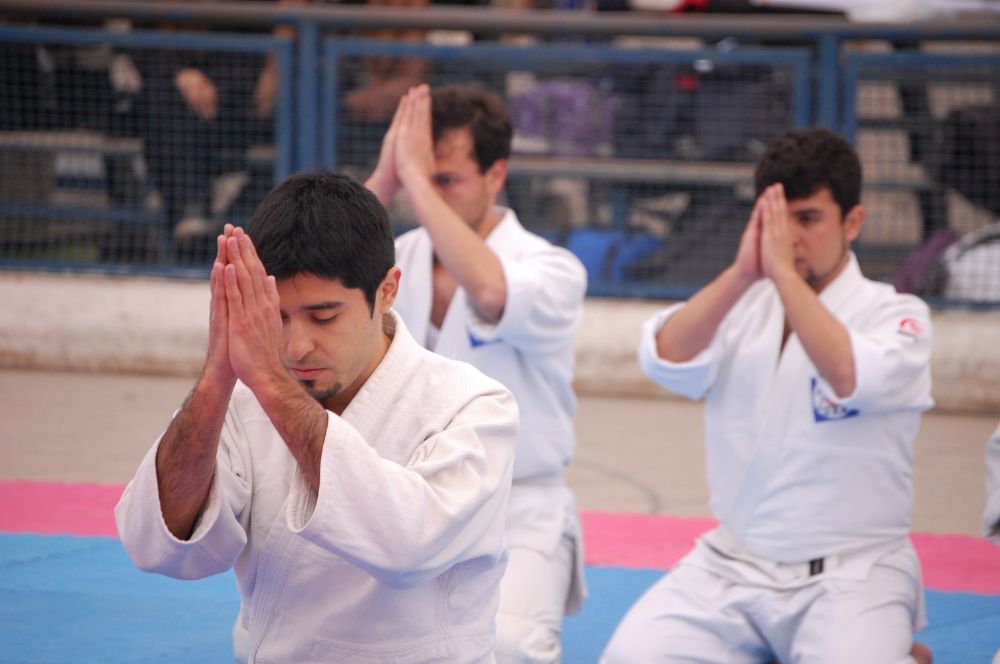 "Está comprobado que la actividad física libera endorfinas, también llamada ´hormona de la felicidad´", afirma el profesor Moreno.