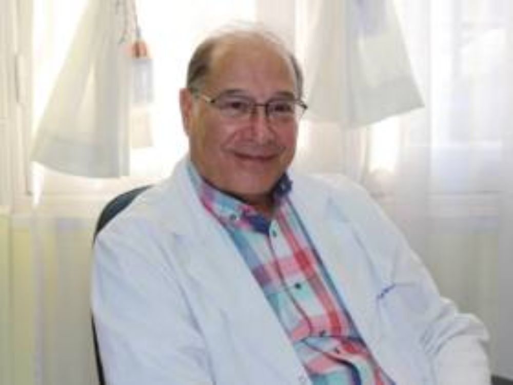 El doctor Marcelo Wolff sostiene que el hongo negro "puede manifestar su capacidad de causar enfermedades en personas debilitadas en lo general, o en aspectos específicos de su enfermedad".