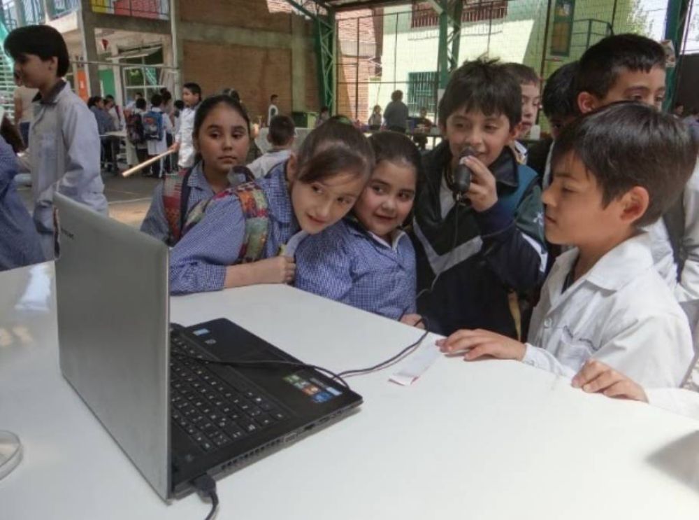 MicroMundo ha hecho talleres, cursos, y en pandemia se ha adaptado generaciones laboratorios portátiles para llevar a diferentes hogares.