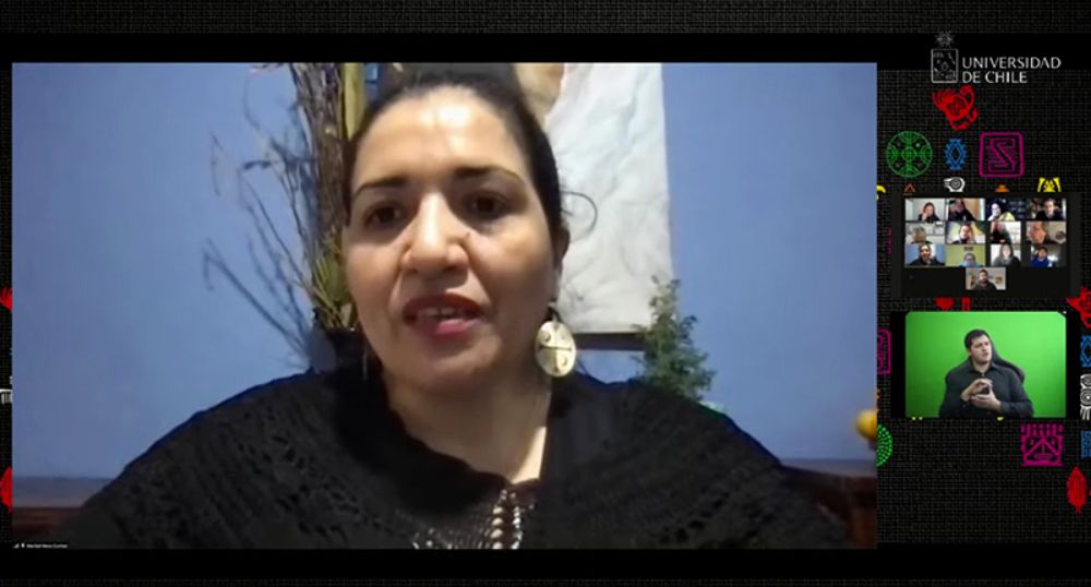 La poeta mapuche y profesora de la U. de Chile, Maribel Mora Curriao cerró la actividad con la lectura de un poema inédito.