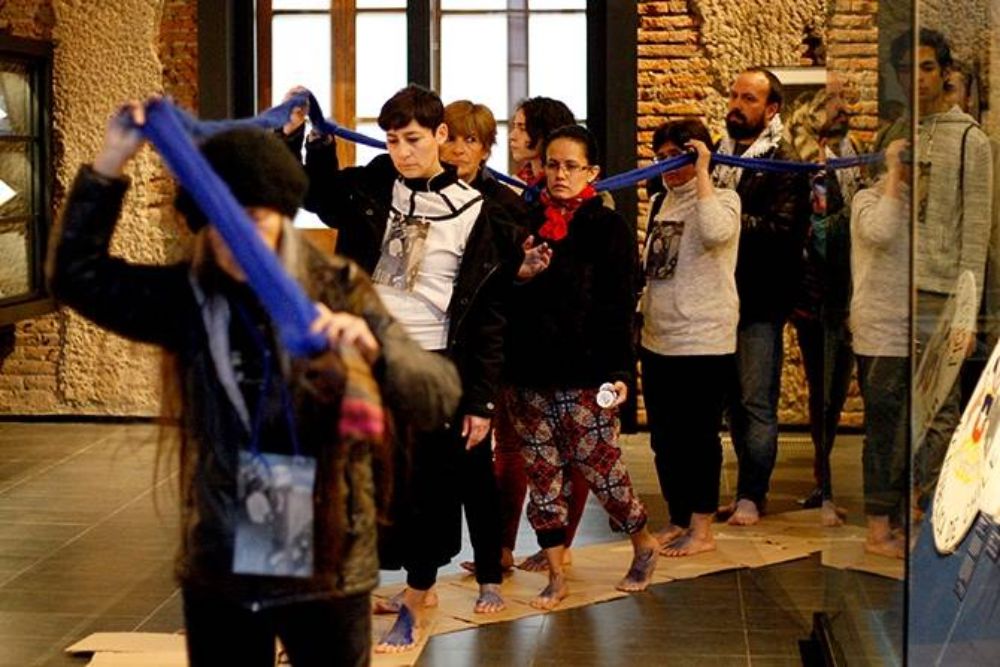 Registro de la performance "Patipelaos", en la Sala Museo Gabriela Mistral en la Casa Central de la Universidad de Chile.