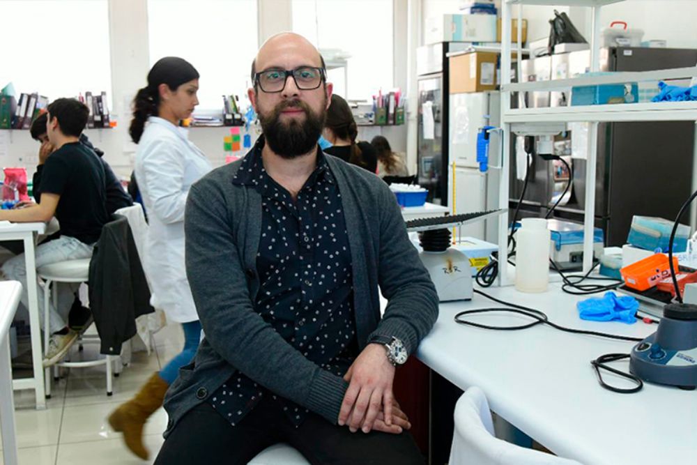 El profesor Ricardo Soto Rifo sostiene que "es sumamente relevante vacunarse con esquema completo y ser estrictos con el respeto de las medidas de autocuidado".