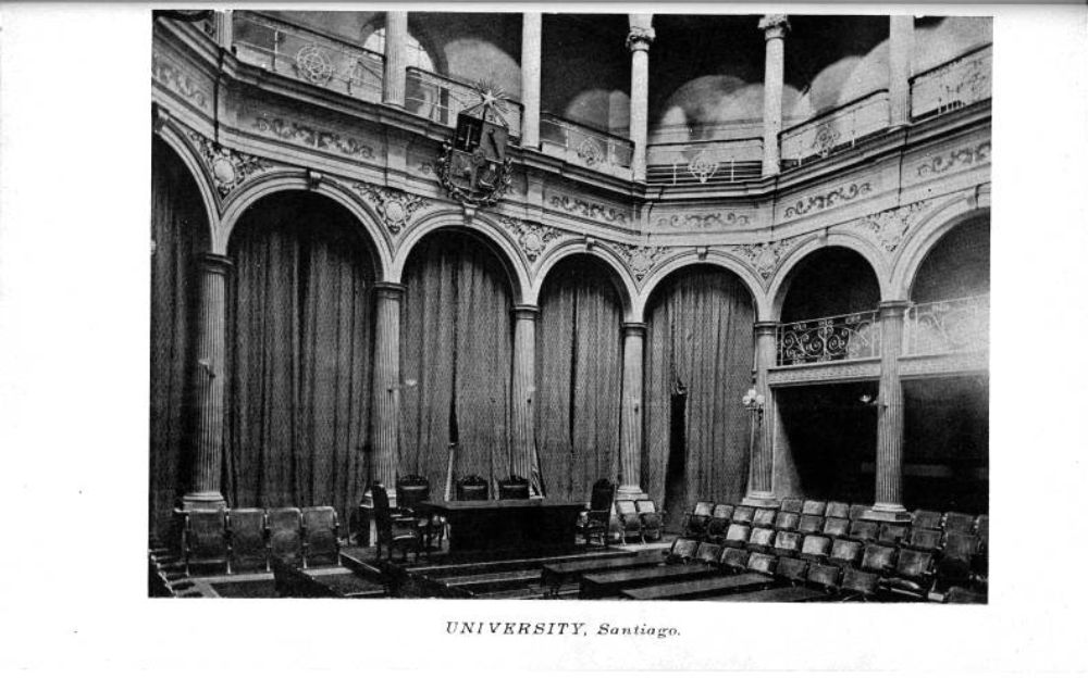 La Casa Central ha sido escenario de diferentes hitos de la República. Luego de un incendio en el edificio del Congreso Nacional, la Cámara de Diputados sesionó en dicho recinto universitario.