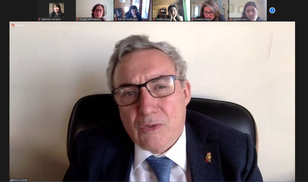 Reconociendo su compromiso, el rector Ennio Vivaldi dio la bienvenida al grupo académico, enfatizando el rol histórico y social de la Universidad de Chile, su complejidad y su sello inclusivo.