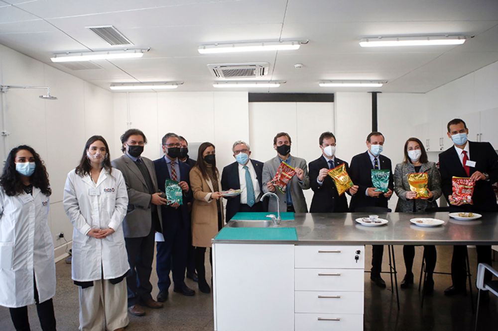 Las autoridades asistentes en la inauguración, pudieron recorrer las instalaciones de la planta ubicada en el Parque Carén.
