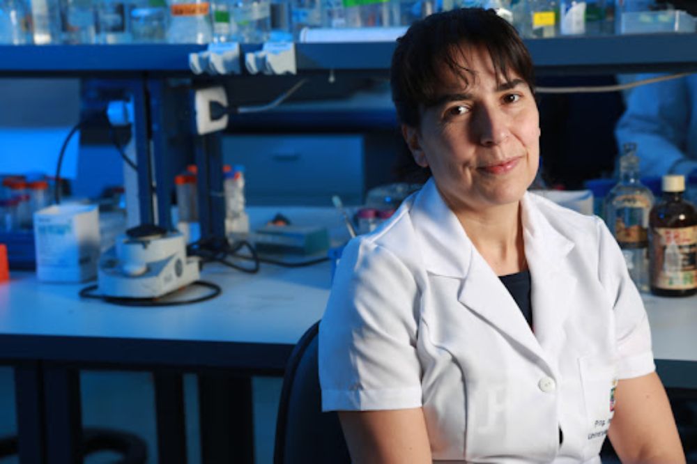 "Las vacunas en el fondo lo que hacen es generar una tecnología, una técnica que permita aprovechar esta característica de la respuesta inmune", dice López.