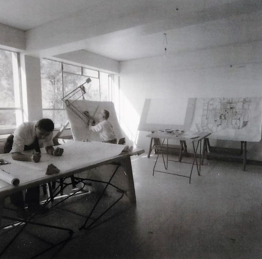 Junto con la Escuela de Arquitectura, en este campus se sumaron departamentos disciplinares, institutos experimentales y la Escuela de Artes Aplicadas.