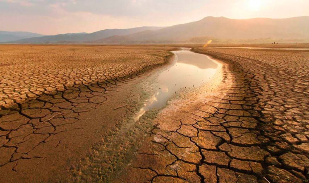 "Es el momento de enfrentar un problema muy grave, en el cual confluye una pandemia mundial, un cambio climático que nos está quitando el planeta, y confluye una crisis de la democracia", advierte.