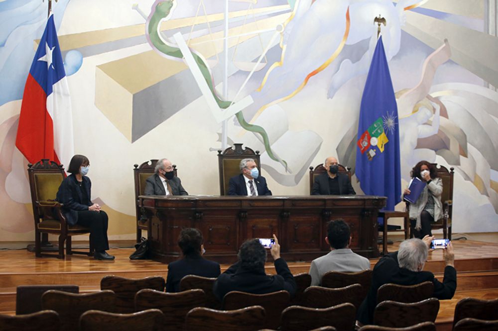El embajador Dubertrand ha sido el cuarto francés en recibir una Medalla Rectoral de manos del Rector Vivaldi.