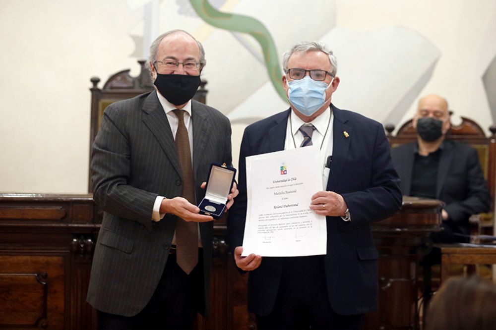 "Es un privilegio para nosotros poder reconocer de esta forma lo mucho que nos sentimos agradecidos y en deuda con lo que Francia nos ha entregado", dijo el Rector.