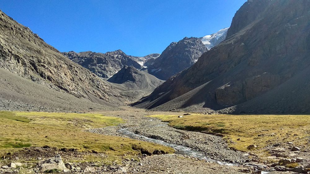 El modelo desarrollado es capaz de representar los principales procesos que controlan el transporte y destino de metales y minerales en ríos de montaña.