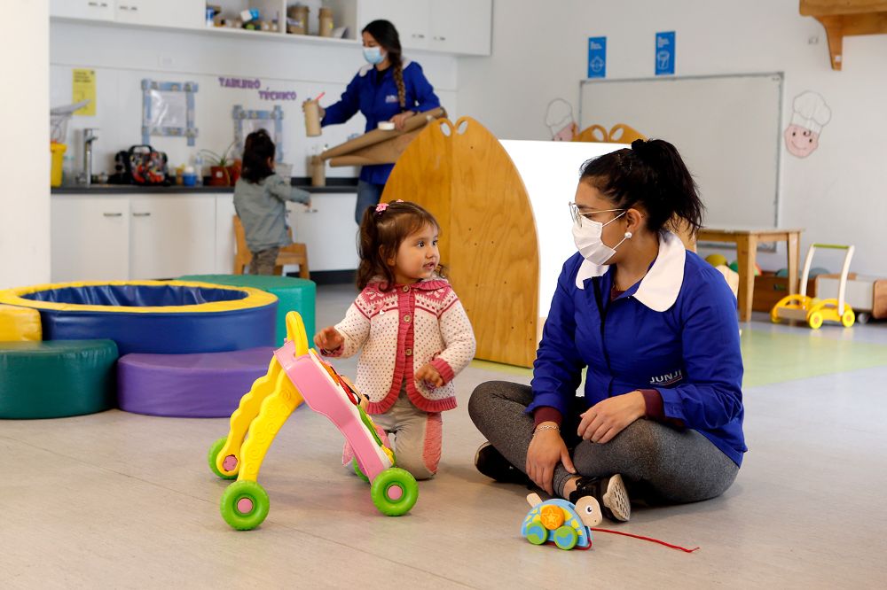 "Es importante que los/as estudiantes madres y padres que realicen el proceso de matrícula 2022 indiquen que son estudiantes de la Universidad de Chile y que tienen prioridad", indica Daniela Maulén.