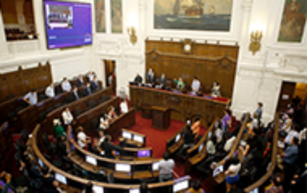 Por 137 votos a favor, 3 en contra y 9 abstenciones, el Pleno de la Convención aprobó que toda la redacción del nuevo texto constitucional debe tener presente un contexto de Emergencia Climática