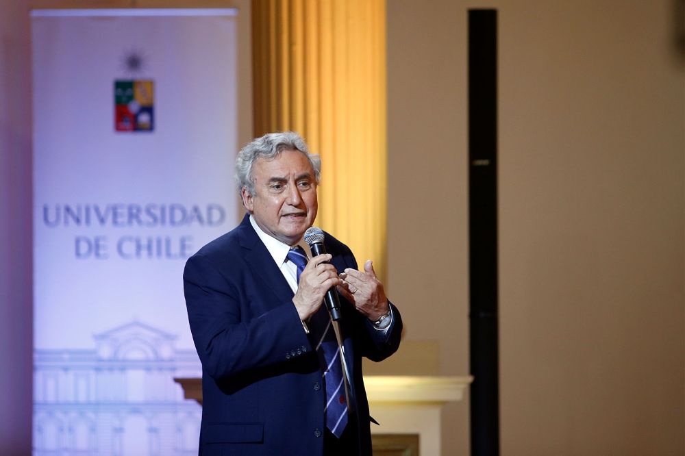 El Rector dio la bienvenida al evento y destacó que la persona que sea elegida para presidir el país será también el patrón o patrona de la Universidad.