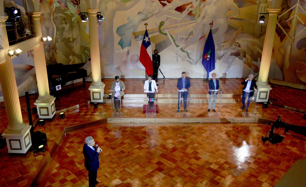 El debate tuvo lugar en el Salón de Honor de la Casa Central, que se acondicionó para seguir estrictos protocolos sanitarios.