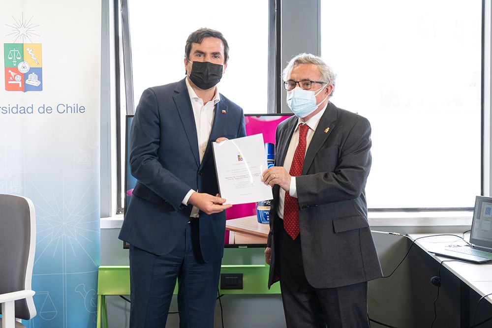 El Rector de la U. de Chile, Ennio Vivaldi, junto al subsecretario de Telecomunicaciones, Francisco Moreno, quienes participaron en la prueba técnica y entrega de resultados de esta investigación.