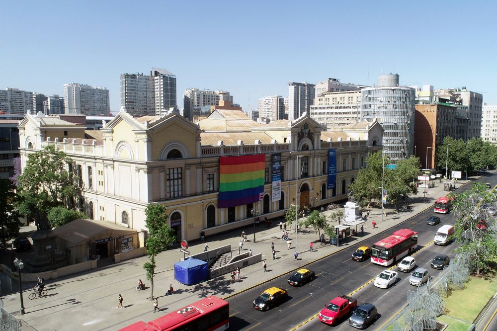 Este 23 de noviembre, el frontis de la Casa Central de la U. de Chile luce la bandera de la diversidad. 
