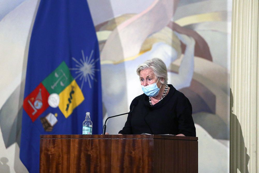 La académica y directora de la Academia chilena de la Lengua, Adriana Valdés fue la encargada de presentar la obra y trayectoria de Alfredo Jaar.