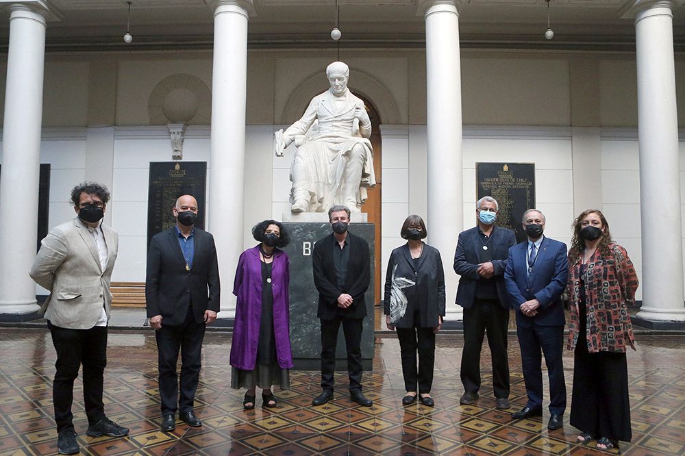 La ceremonia se realizó en el Salón de Honor de la Casa Central, a la que asistieron autoridades, académicos, académicas e integrantes de la comunidad de la U. de Chile.
