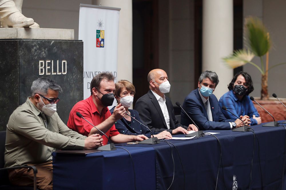 Los fósiles originales del espécimen fueron presentados este miércoles 1 de diciembre en la Casa Central de la U. de Chile, actividad en la que participaron autoridades y el equipo de investigadores.