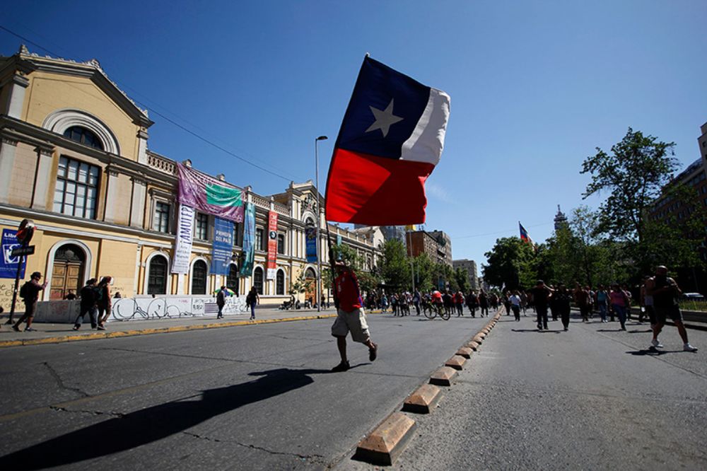 El libro presenta 19 ensayos que reflexionan sobre el rol de las universidades públicas en el marco de las crisis social y democrática en Chile.