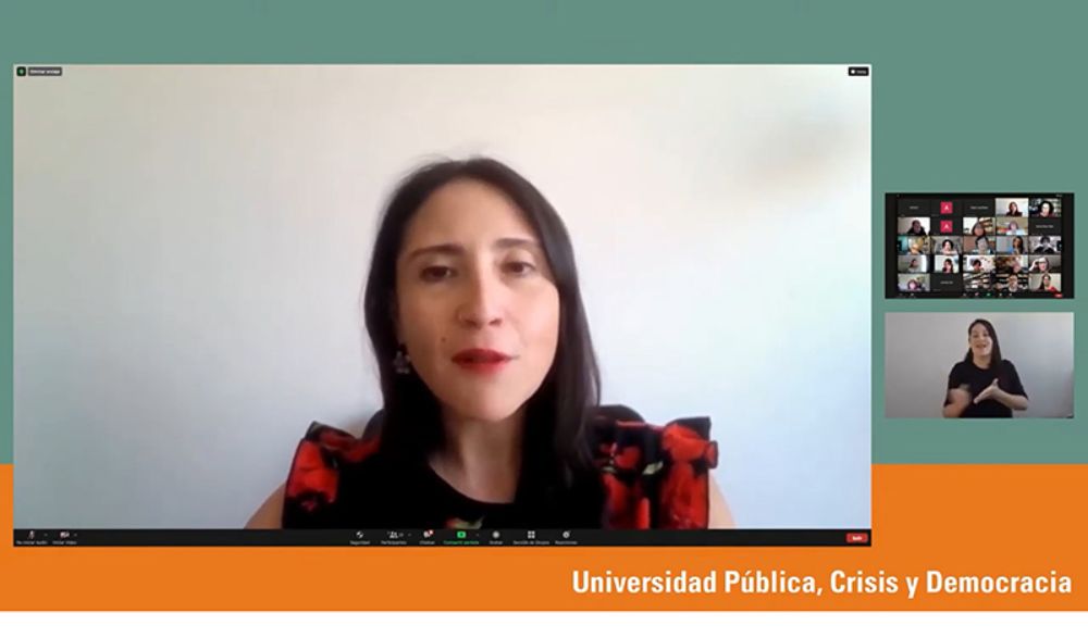 La periodista, editora del volumen y presentadora del lanzamiento, Jennifer Abate.