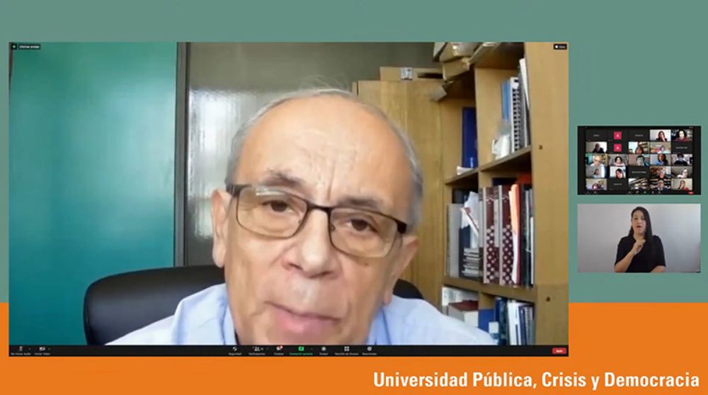 El presidente de Editorial Universitaria, Jorge Martinez Winkler hizo un saludo en el marco de la presentación del libro.