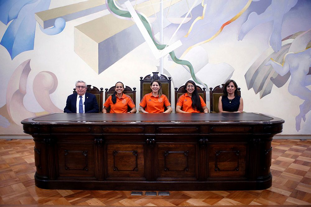 Las deportistas recorrieron el edificio patrimonial junto al rector Vivaldi. 