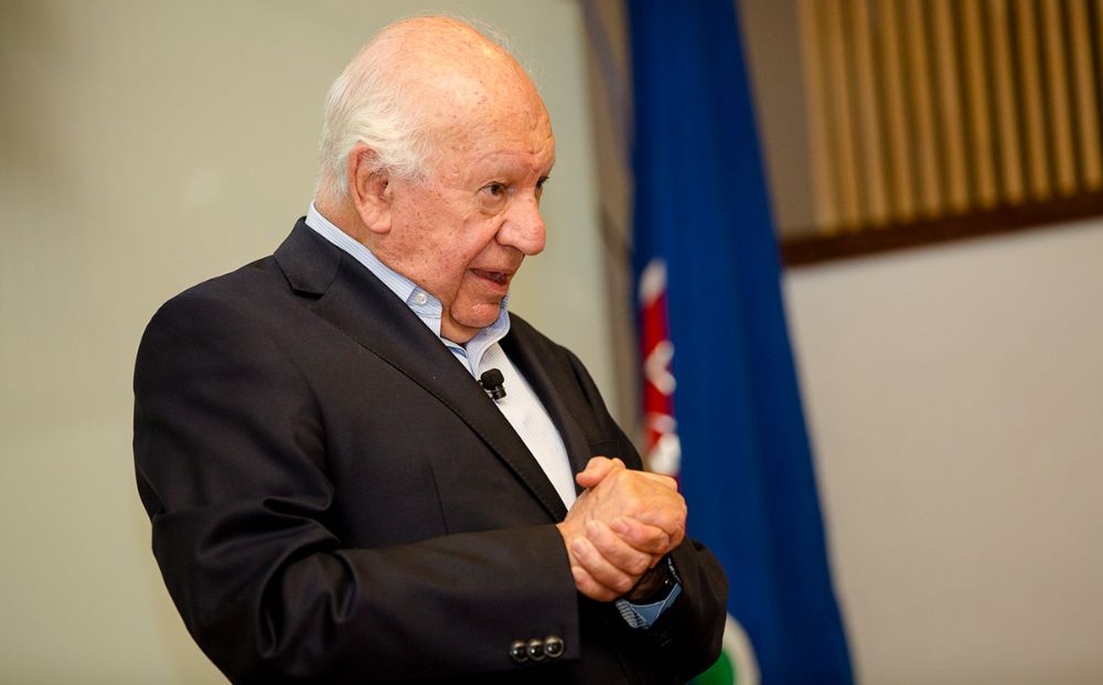 En la instancia, abordó distintos temas asociados a la capacidad de las políticas públicas de responder a las demandas de mayor igualdad y dignidad por parte de la población.