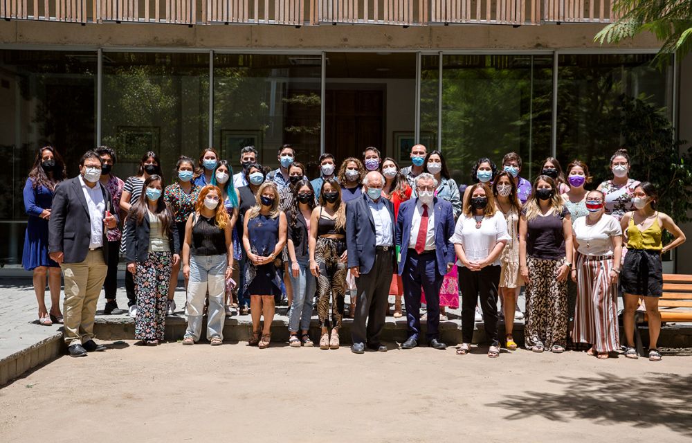 "Ustedes van a vivir en el mundo del cambio de paradigmas, con la huella de carbono y la justicia entre generaciones", concluyó en su mensaje a los estudiantes del programa de postgrado.