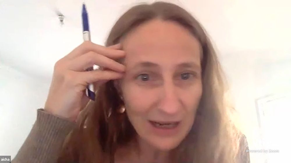 La profesora Aicha Messina planteó a la universidad pública como un lugar donde la investigación trasciende el interés privado.