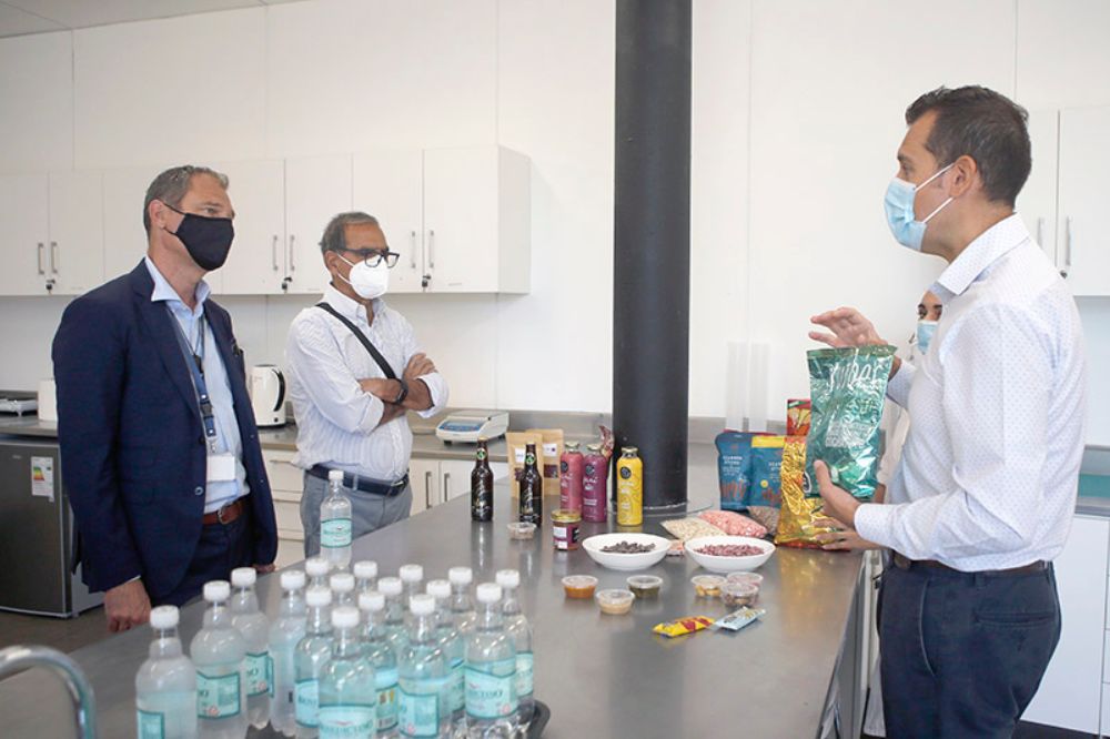 El director ejecutivo del CeTA, Jean Paul Veas, le mostró a la delegación las instalaciones del centro y su potencial.