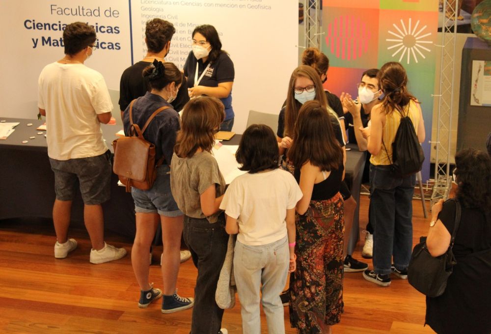 Miles de jóvenes y sus familias participaron de la Semana del Postulante de la Universidad de Chile, la que durante tres jornadas, presenciales y virtuales, acompañó el proceso de postulación.