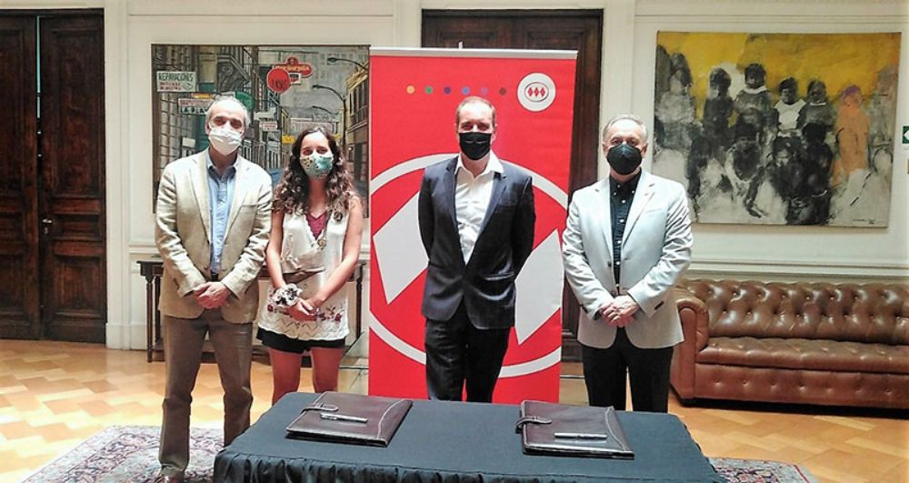 Decano Manuel Amaya junto a la nieta de Juan Parrochia, Ana María Parrochia; su hijo Juan Antonio Parrochia; y el Presidente de Metro, Louis de Grange.