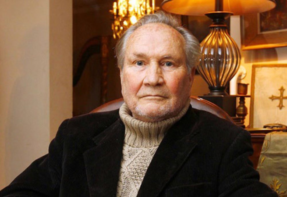 A futuro, también se realizará un mural en honor a Juan Parrochia en la estación Metro Universidad de Chile, además de una Medalla que llevará el nombre del arquitecto de la U. de Chile.