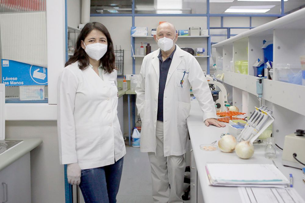 Hernán Speisky, director del Laboratorio de Antioxidantes del INTA y  Jocelyn Fuentes, jefa del Laboratorio de Análisis de Antioxidantes de la misma unidad dieron vida a este importante hallazgo. 