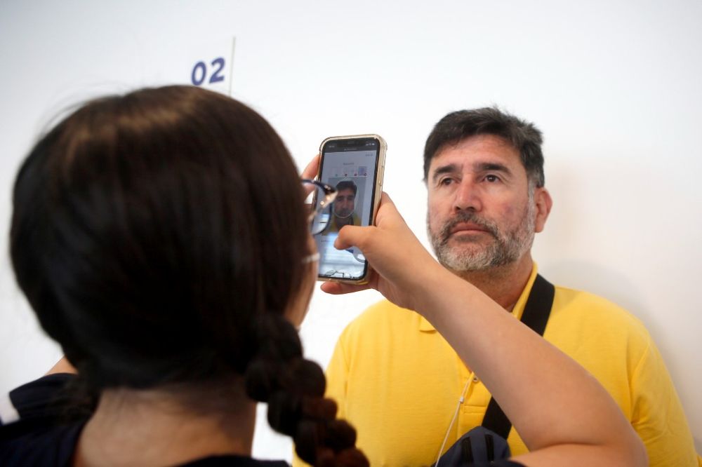 Tras matricularse, Ronald aprovechó una viaje a Santiago para visitar el espacio de apoyo presencial a la matrícula y realizar trámites como sacarse la foto para la TNE.