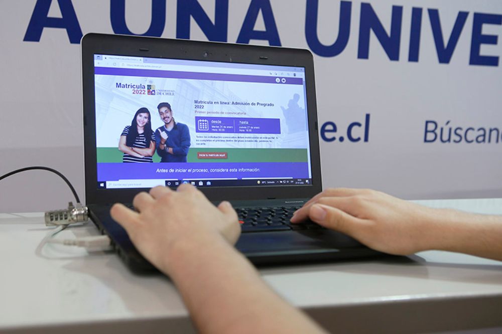 6133 estudiantes de la generación 2022 ya se matricularon en las más de 70 carreras de la Universidad de Chile. Este viernes y sábado quienes quedaron en lista de espera podrían ser convocadas/os.