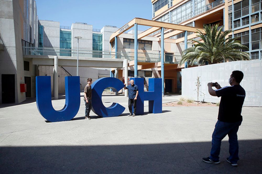 "Sabemos que para nuestras mechonas y mechones este es un cambio de ciclo importante en sus vidas y les estaremos acompañando en este camino", recalcó la directora de Pregrado, Leonor Armanet.