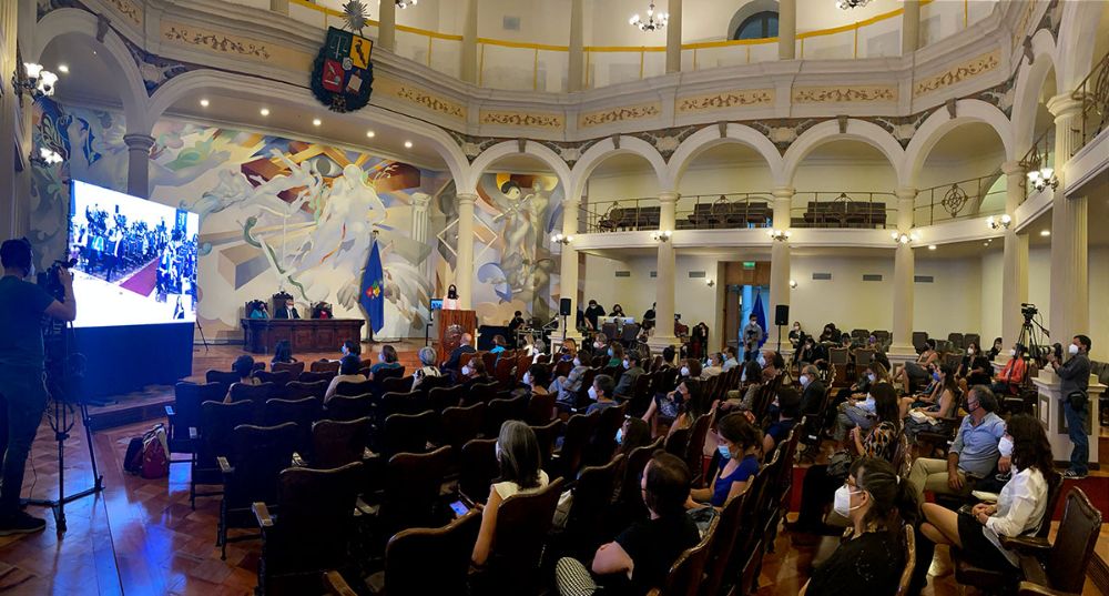 Este año la ceremonia del Día Internacional de la Mujer tuvo una modalidad presencial con aforo reducido en el Salón de Honor y fue transmitida en vivo por los cales digitales de la U. de Chile.