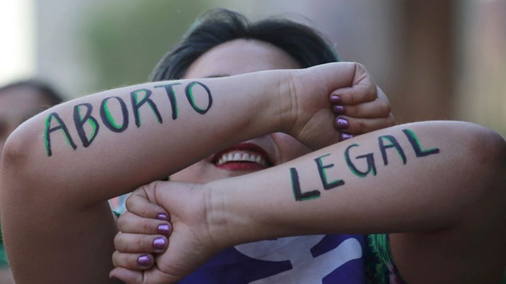 Una de las normas que el Pleno aprobó en general, dice relación con los derechos sexuales y reproductivos que se expresan en la posibilidad de ejercer el derecho al aborto libre e informado. 