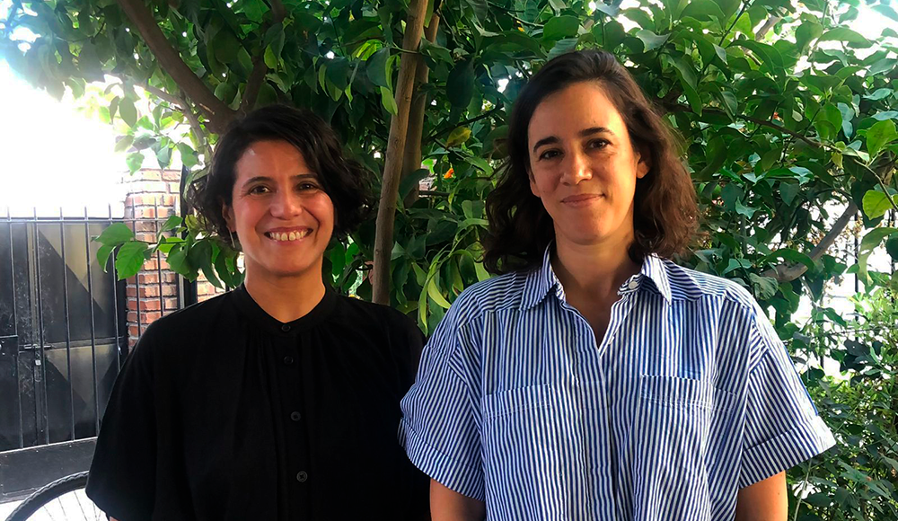 Creadoras de "La sala de espera" y Académicas de la Facultad de Arquitectura y Urbanismo y Departamento de Artes, Gabriela García de Cortázar y Daniela Marini. 