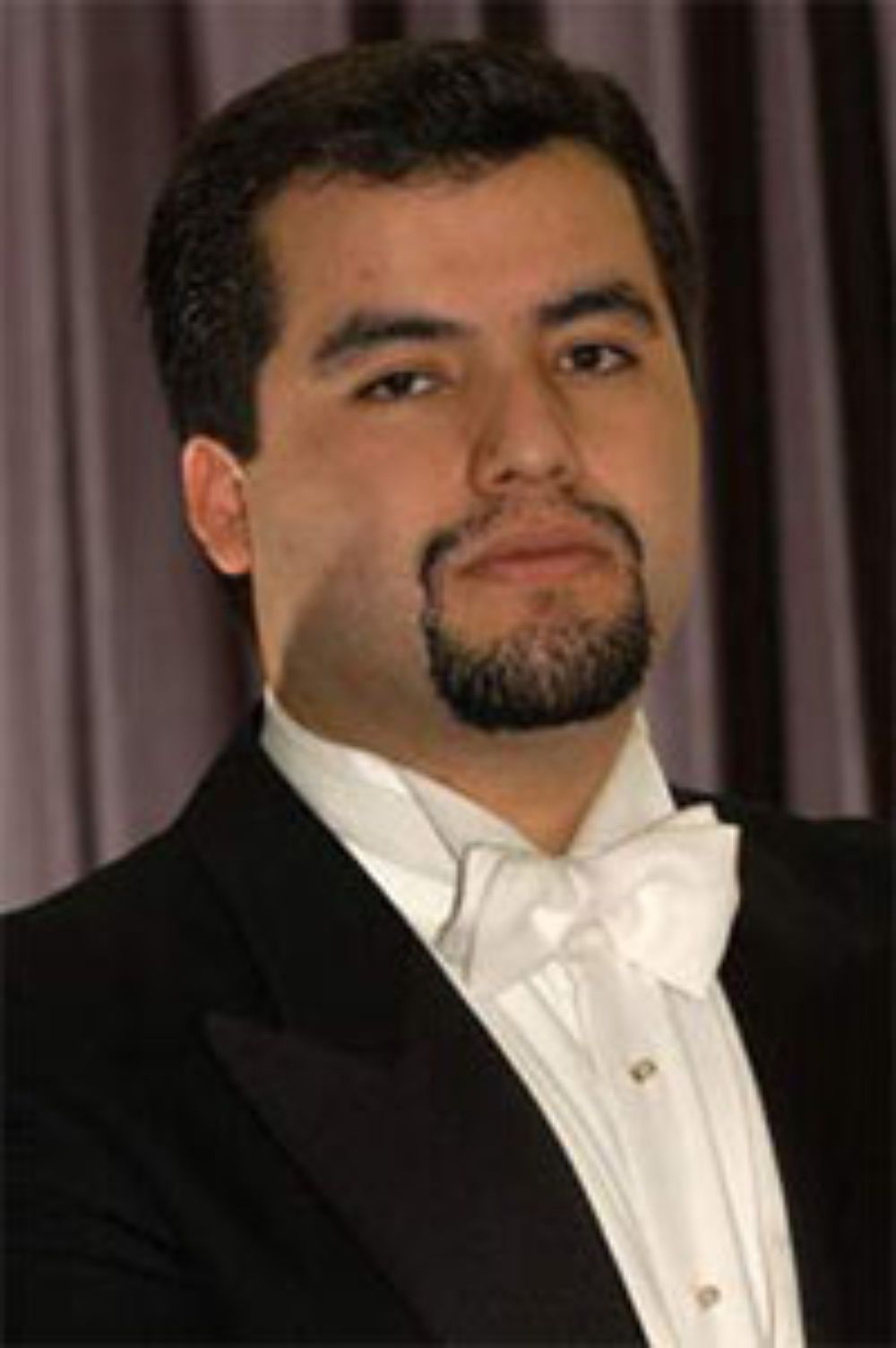 Javier Arrey es el primer chileno que participa en el concurso "Operalia", luego de ser elegido personalmente por el tenor español.