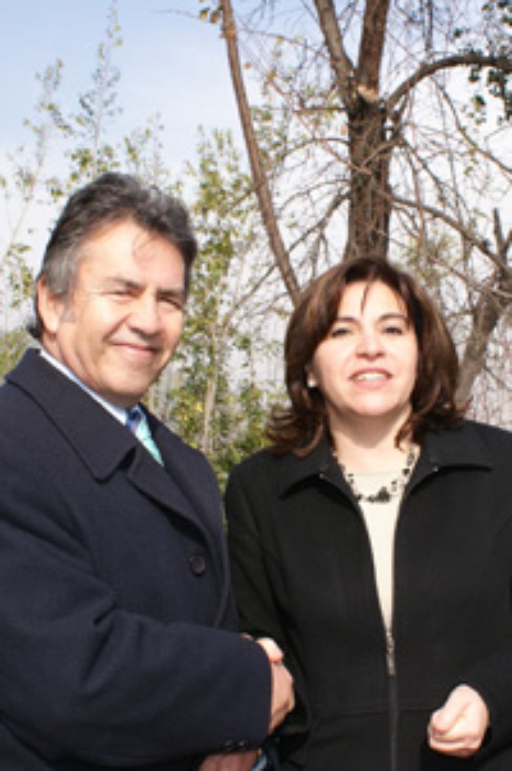 El Decano de la Facultad de Cs. Forestales, Javier González, junto a  la Ministra de Medio Ambiente, Ana Lía Uriarte.