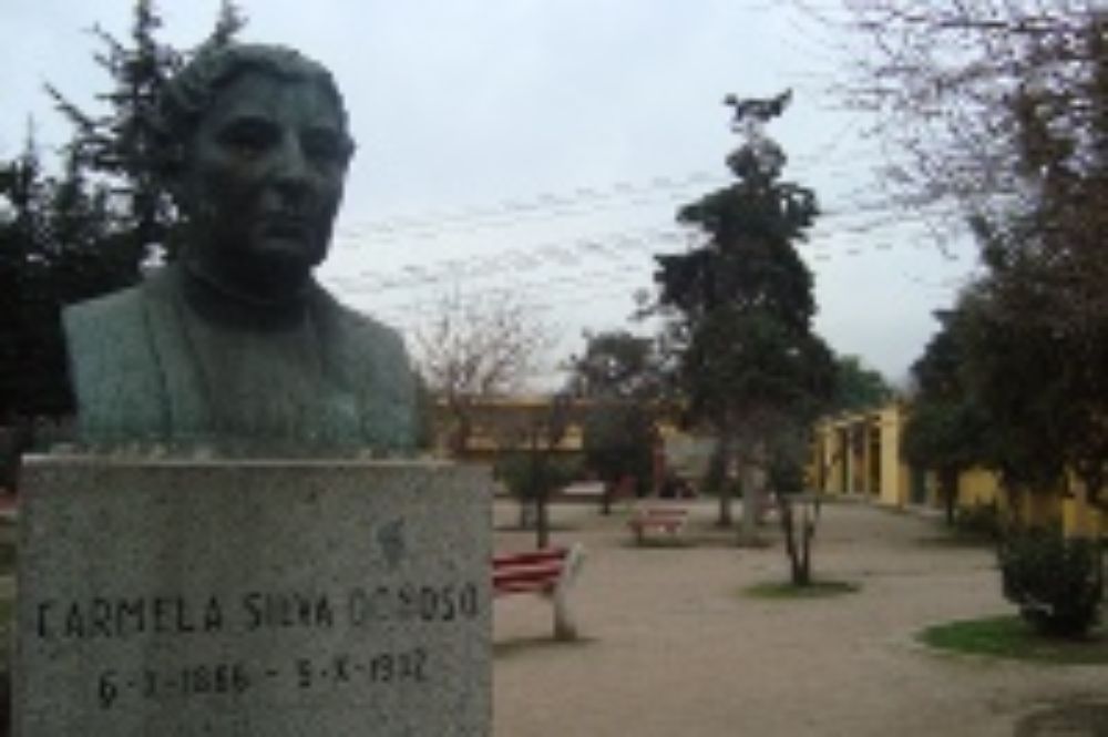 Carmela Silva fue la primera mujer en Chile en asumir el cargo de directora en un liceo. Ella dedicó su vida a la formación de mujeres.